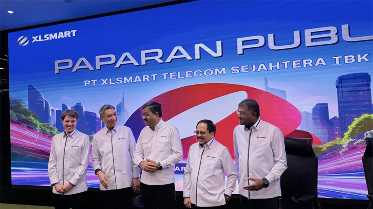 Direktur & Chief Commercial Officer XLSMART David Arcelus Oses foto bersama direktur lainnya usai RUPS di Kantor XLSMART Tower, Jakarta Selatan, Rabu (20/5/2026). (Istimewa)