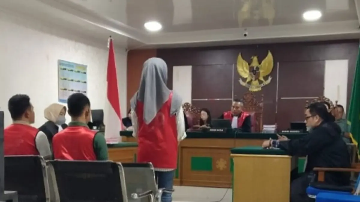 Dua terdakwa oknum polisi bernama Panda (kiri) dan Idan (tengah) serta terdakwa Sindi (tegak) saat mendengarkan putusan Majelis Hakim PN Bengkalis, Selasa (19/5/2026) sore. (Istimewa)
