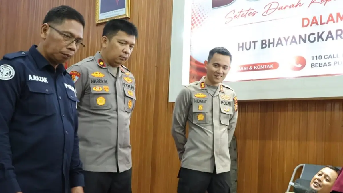 Kapolres Kuansing AKBP Hidayat Perdana bersama Waka Polres Kompol Nardy Masri dan Kasi Humas IPTU A Razak meninjau donor darah, Rabu (20/5/2026). (Polrers Kuansing)