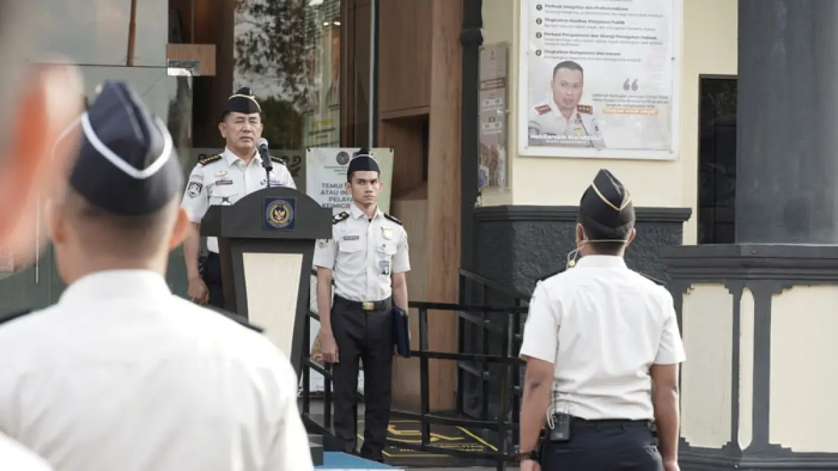 Kepala Bagian Tata Usaha dan Umum Kanwil Ditjenim Riau, Junior Manerep Sigalingging memimpin upacara peringatan Harkitnas di halaman Rumah Detensi Imigrasi Pekanbaru, Rabu (20/52026). (Kantor Imigrasi Pekanbaru untuk Riaupos.co)