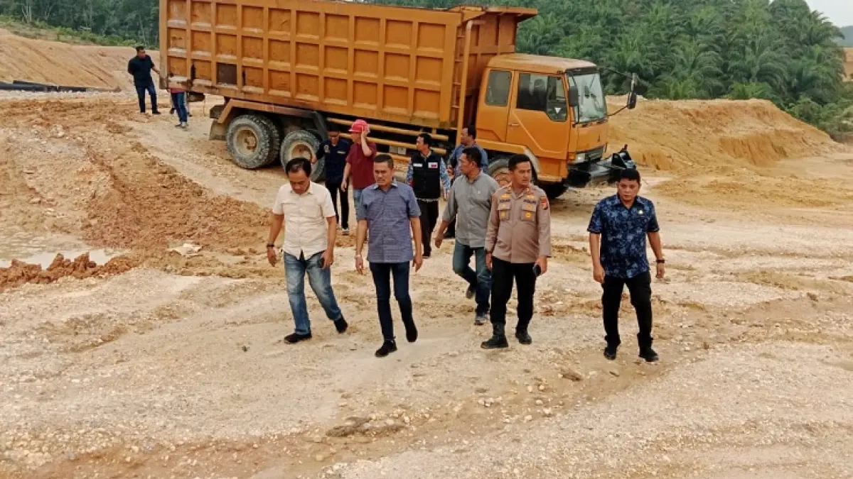 Ketua Komisi II DPRD Kuansing Fedrios Gusni dan anggota didampingi manajemen PKS PT Pancaran Cahaya Sedjati (PCS) Rabu (20/5/2026) melakukan peninjauan lapangan PKS PT PCS. (Desriandi Candra/Riaupos.co)