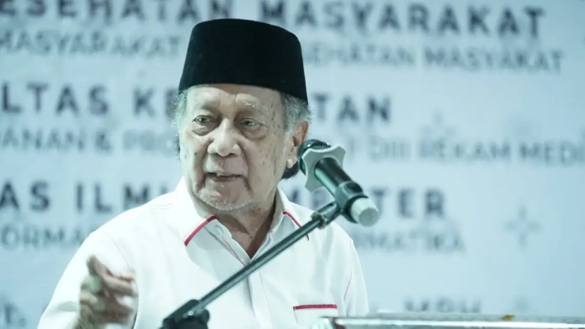Ketua Yayasan Hang Tuah Pekanbaru dr H Zainal Abidin MPH saat memberikan sambutan pada yudisium dan angkat sumpah lulusan Universitas Hang Tuah Pekanbaru, Senin (18/5/2026). (Humas UHTP untuk Riau Pos)