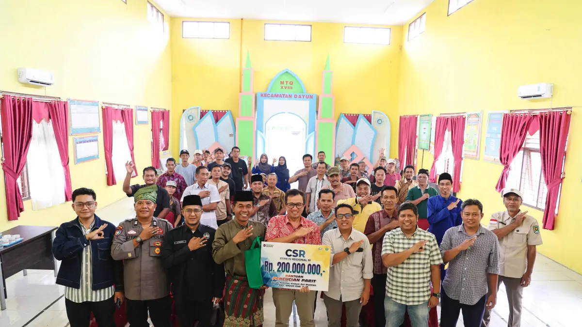 Manajer Sungai Buatan PTPN IV Regional III Andri (lima kiri) dan  Camat Sungai Dayun Wahyudi (tiga kiri) foto bersama saat penyerahan bantuan normalisasi kanal di Siak, beberapa waktu lalu. Humas PTPN IV Regional III
