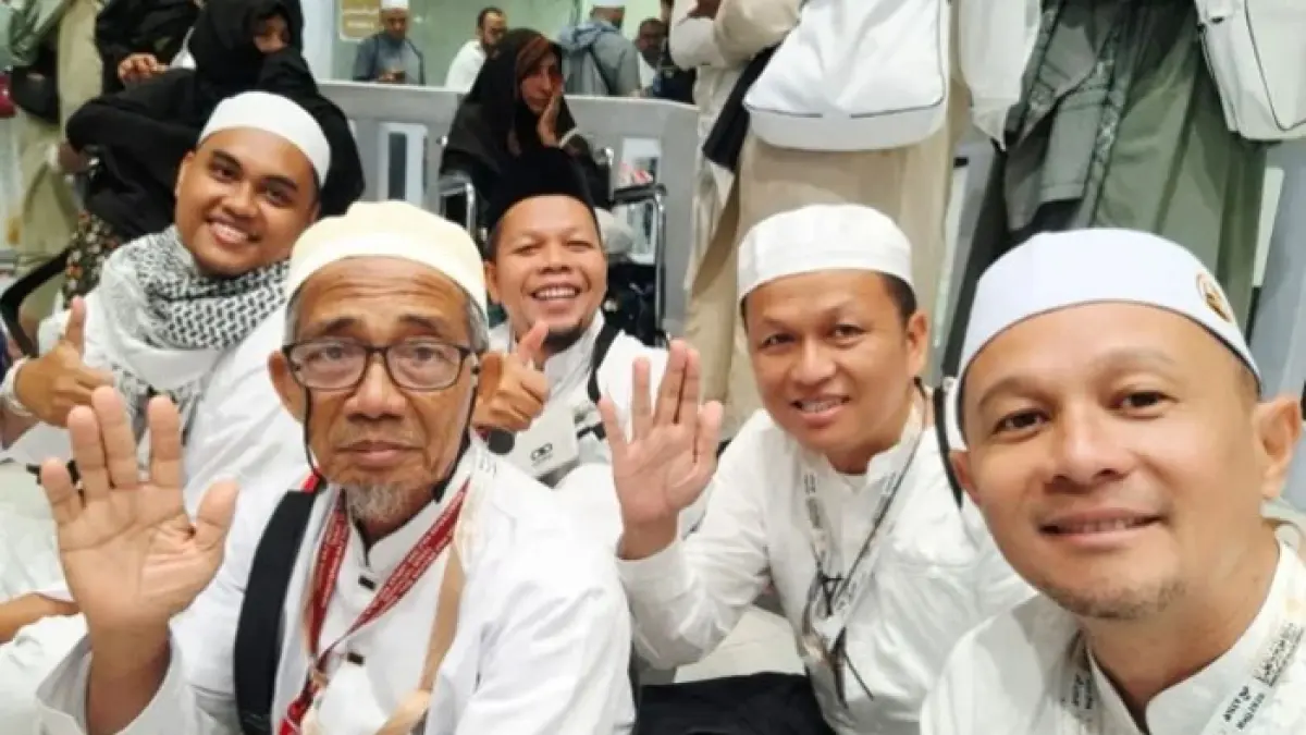 Para JCH asal Bengkalis melambaikan tangan saat sedang menjalankan rangkaian ibadah haji di tanah suci Mekkah. (Istimewa)