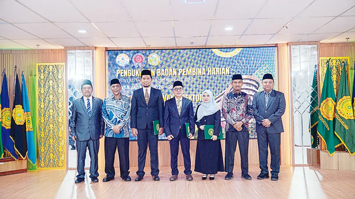 Para pimpinan Umri dan pengurus Muhammadiyah foto bersama usai pelantikan para Wakil Rektor, Selasa (19/5/2026). (Humas Umri untuk Riau Pos)
