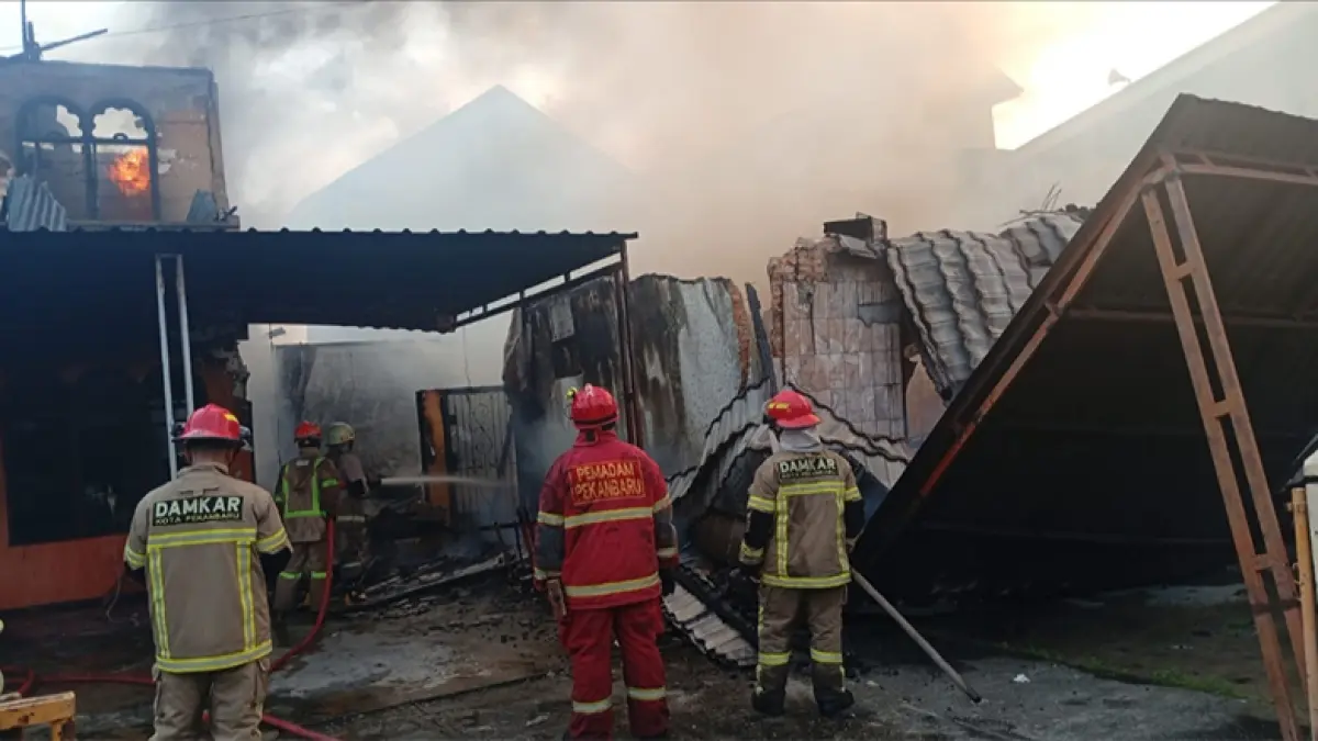 Petugas Damkar berusaha pemadaman kebakaran di Jalan Delima Gang Delima XI, Kelurahan Tobek Godang, Kecamatan Bina Widya, Kota Pekanbaru, Rabu (20/5/2026) pagi. (Damkar Pekanbaru)