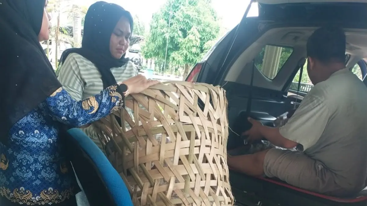 Petugas DKP Bengkalis menurunkan barang dari distributor sebelum diserbu oleh pembelinya di Kantor DKP Bengkalis Jalan Antara pada, Rabu (20/5/2026). (Abu Kasim/Riaupos.co)