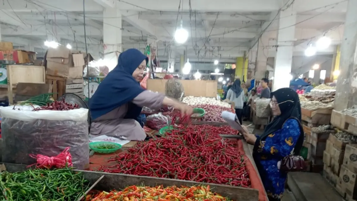 Petugas pada Disperindagkop UKM Kabupaten Inhu saat mendata harga bahan pokok di Pasar Rakyat Kota Rengat, Rabu (20/5/2026). (Disperindagkop UKM Inhu)

&nbsp;