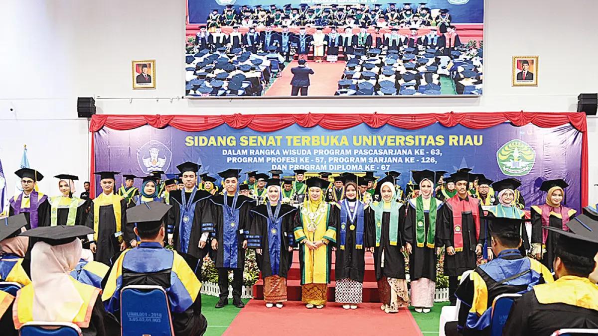 Rektor Unri Prof Dr Sri Indarti SE MSi foto bersama dengan para lulusan terbaik, Selasa (19/5/2026). (Humas Unri untuk Riau Pos)
