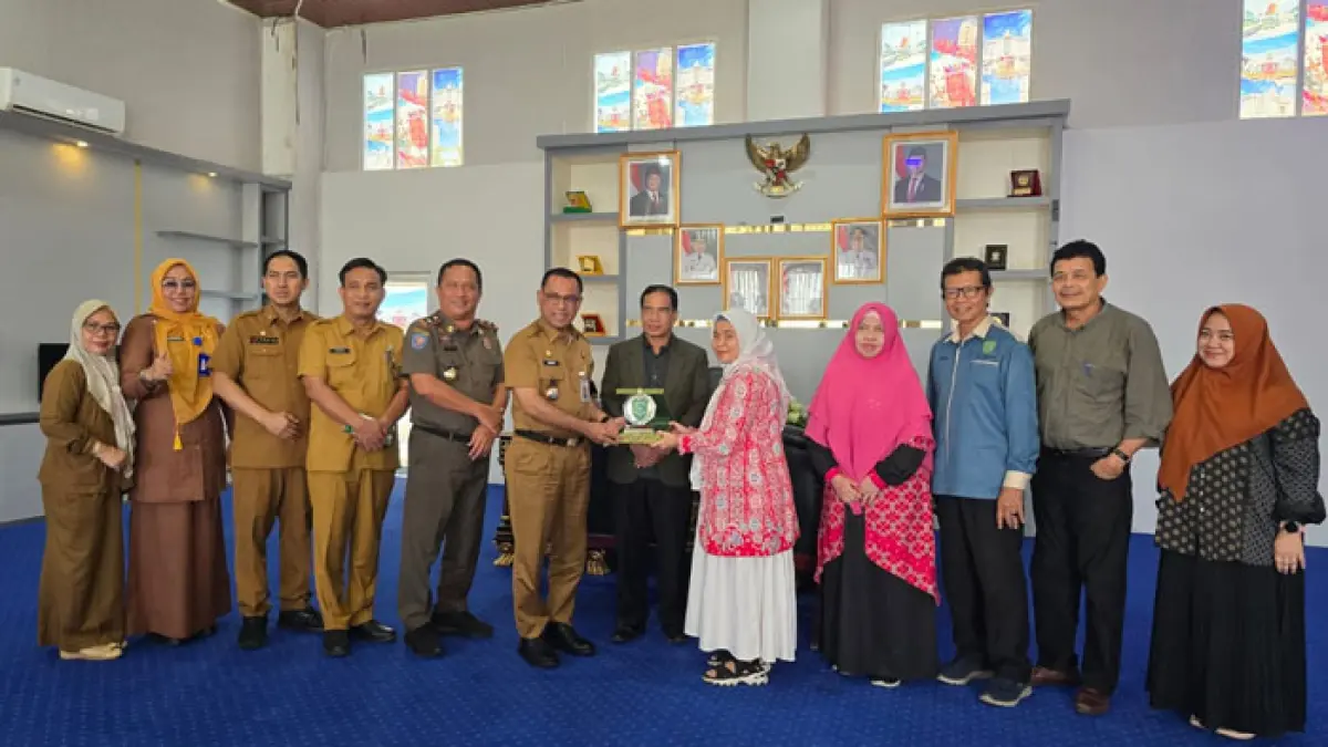 Sekdakab Rohil H Fauzi Efrizal MSi, didampingi sejumlah kepala OPD bersama tim pascasarjana UIR, di Bagansiapiapi, Selasa (19/5/2026) sore kemarin. (Zulfadhli/Riaupos.co)