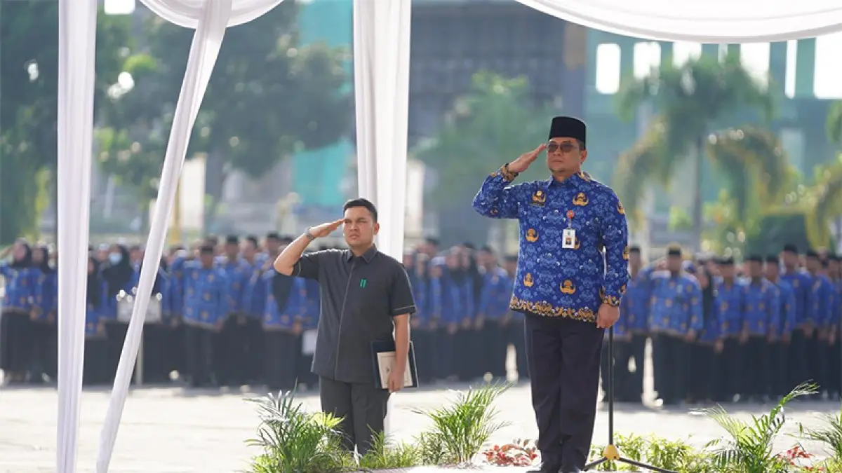 Sekdaprov Riau Syahrial Abdi saat memimpin upacara Harkitnas di halaman Kantor Gubernur Riau, Rabu (20/5/2026). Ft Diskominfo Riau
