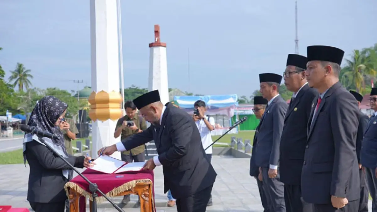 Terapkan manajemen talenta, Bupati Afni melantik empat putra daerah menjadi Kepala Dinas, fungsional pengawas sekolah dan fungsional administrator kesehatan di Lapangan Tugu, depan Istana Asserayah Alhaysimiah Siak Kota, Rabu (20/5/2026). (Istimewa)