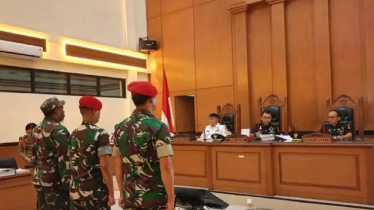 Tiga terdakwa prajurit TNI Angkatan Darat (AD) saat sidang kasus dugaan penculikan dan pembunuhan terhadap kepala cabang (kacab) bank di Pengadilan Militer II-08 Jakarta, Cakung, Jakarta Timur. ANTARA/Siti Nurhaliza