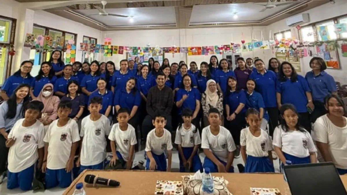 Tim Pengabdian Dosen Unilak foto bersama majelis guru dan siswa SD Santa Maria Pekanbaru, belum lama ini. (Unilak untuk Riau Pos)