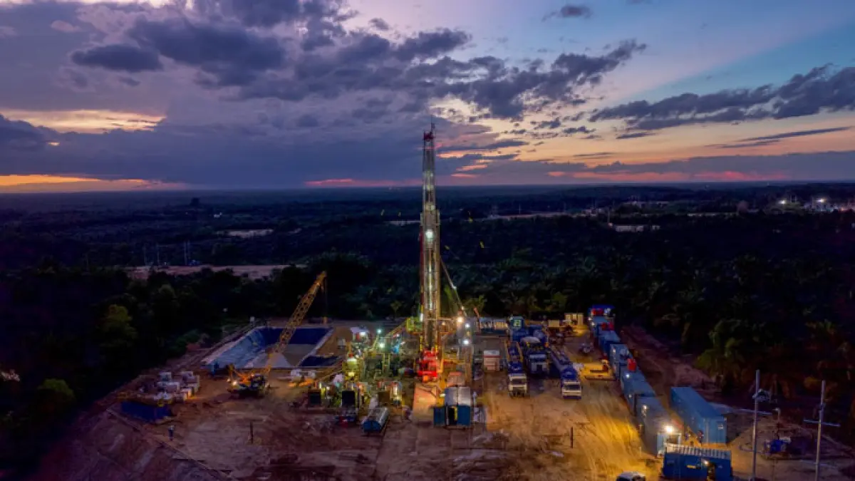 Rig pengeboran milik PT PHR beroperasi nonstop di Blok Rokan, Riau. Proyek new waterflood atau injeksi air baru yang perdana diimplementasikan pascaalih kelola berhasil menyumbang tambahan produksi lebih dari 1.000 barel minyak per hari (BOPD), menegaskan komitmen PHR dalam menjaga ketahanan energi nasional. (Istimewa)