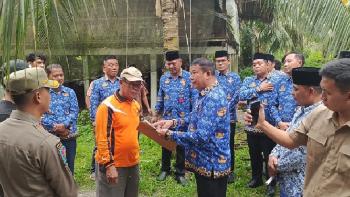Wabup Inhu, Ir H Hendrizal MSI didampingi sejumlah pejabat terkait saat menjelaskan poin-poin yang harus dipenuhi kepada pemilik kandang ayam, Rabu (20/5/2026). (Bidang Peternakan Inhu)