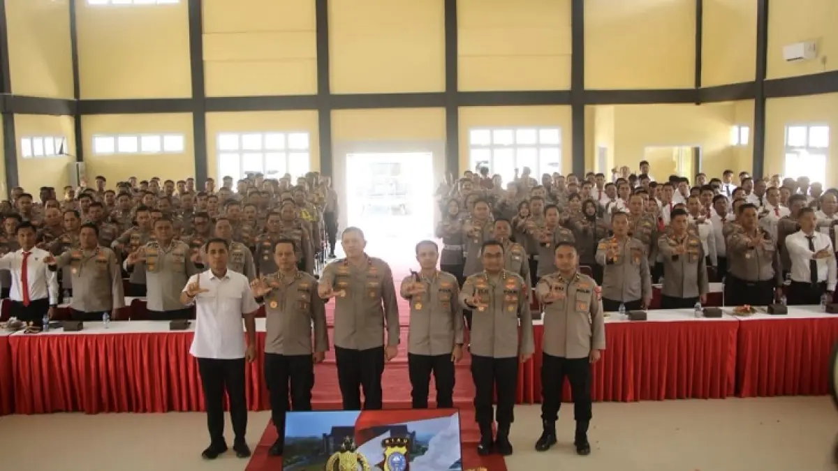 Wakapolda Riau Brigjen Hengki Haryadi foto bersama usai memberikan pengarahan kepada PJU, Kapolsek dan personel Polres Rohul bertempat di aula Polres Rohul, Rabu (20/5/2026). (Humas Polres Rohul untuk Riaupos.co)