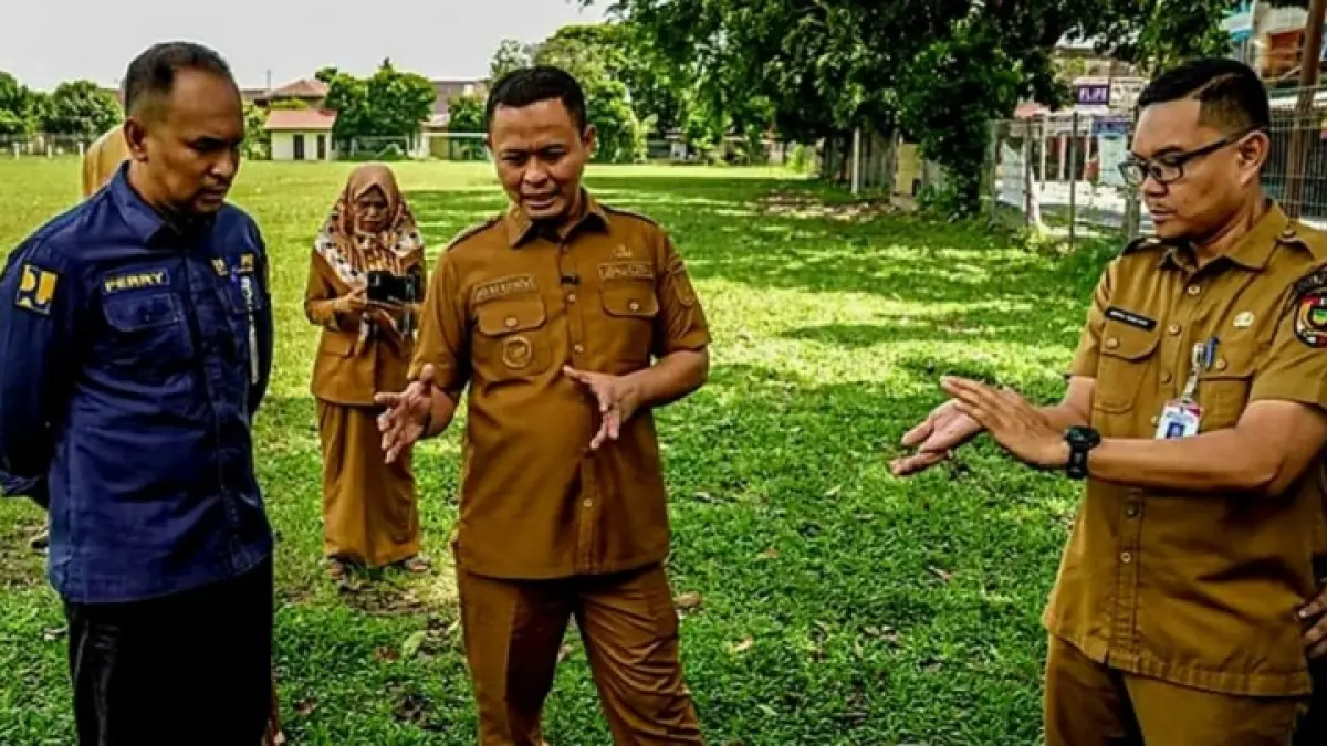 Wali Kota (Wako) Pekanbaru, Agung Nugroho, meninjau Lapangan Bola Belimbing. (Istimewa)