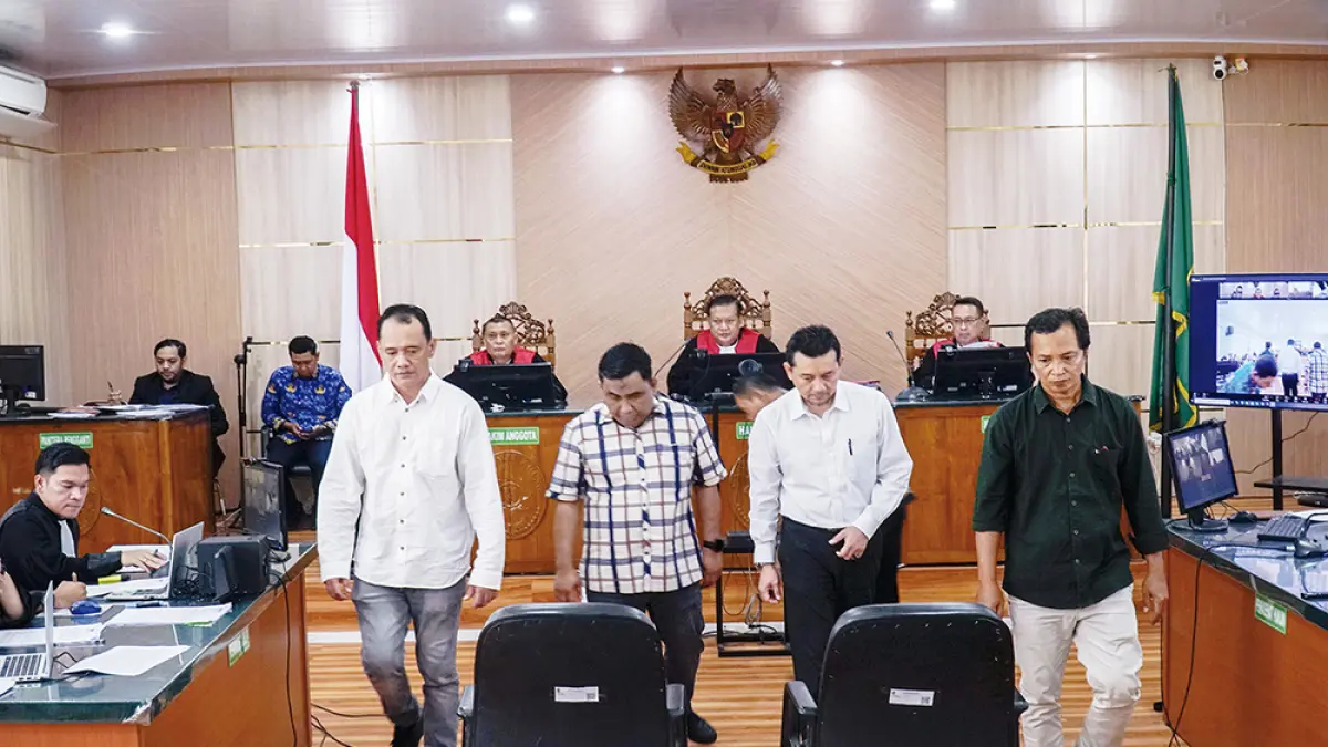 Dari kiri, Ketua Pemuda Pancasila Pekanbaru Iwan Pansa, rekanan Dinas PUPR-PKPP Riau Fauzan Kurniawan, Pelaksana Tugas Kepala Dinas PUPR-PKPP Riau Thomas Larfo Dimeira, dan Tim Sukses Bermarwah Hatta Said saat dihadirkan dalam sidang di Pengadilan Tipikor pada Pengadilan Negeri Pekanbaru, Rabu (20/5/2026). (MHD AKHWAN/RIAU POS)
