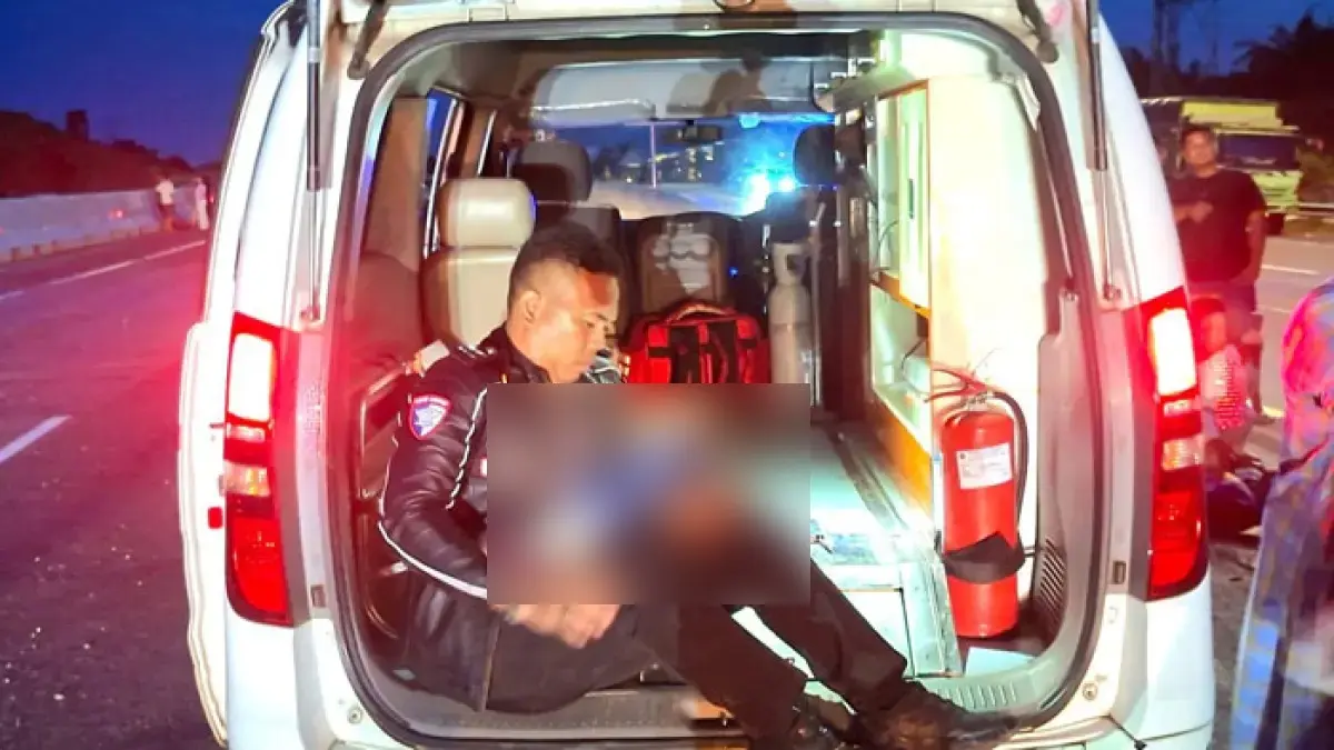 Anggota Satuan PJR Ditlantas Polda Riau saat mengevakuasi salah seorang anak yang turut menjadi korban.(DITLANTAS POLDA RIAU UNTUK RIAUPOS.CO)