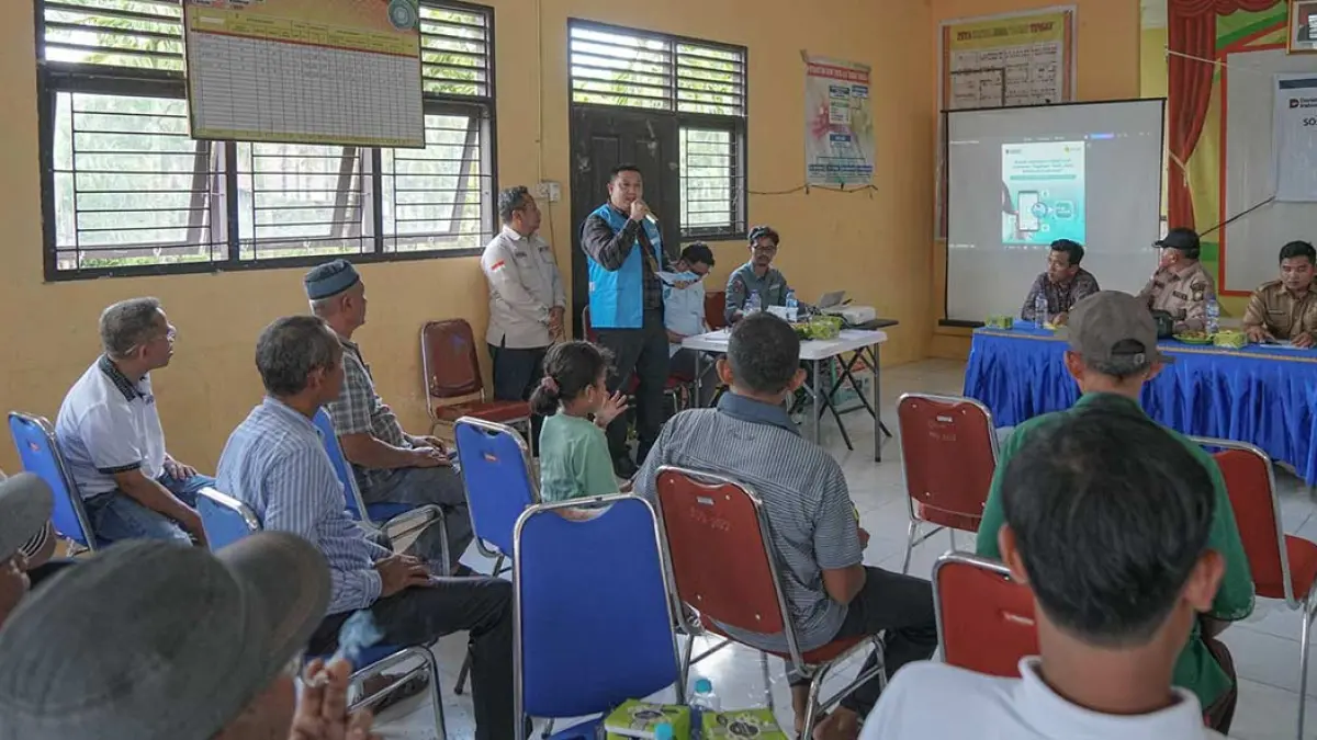 Asisten Manager Komunikasi dan Tanggung Jawab Sosial dan Lingkungan (TJSL) PT PLN (Persero) UIP Sumbagteng, Muhammad Jamil menjelaskan layanan kelistrikan berbasis digital kepada masyarakat Kecamatan Tapung Hilir.