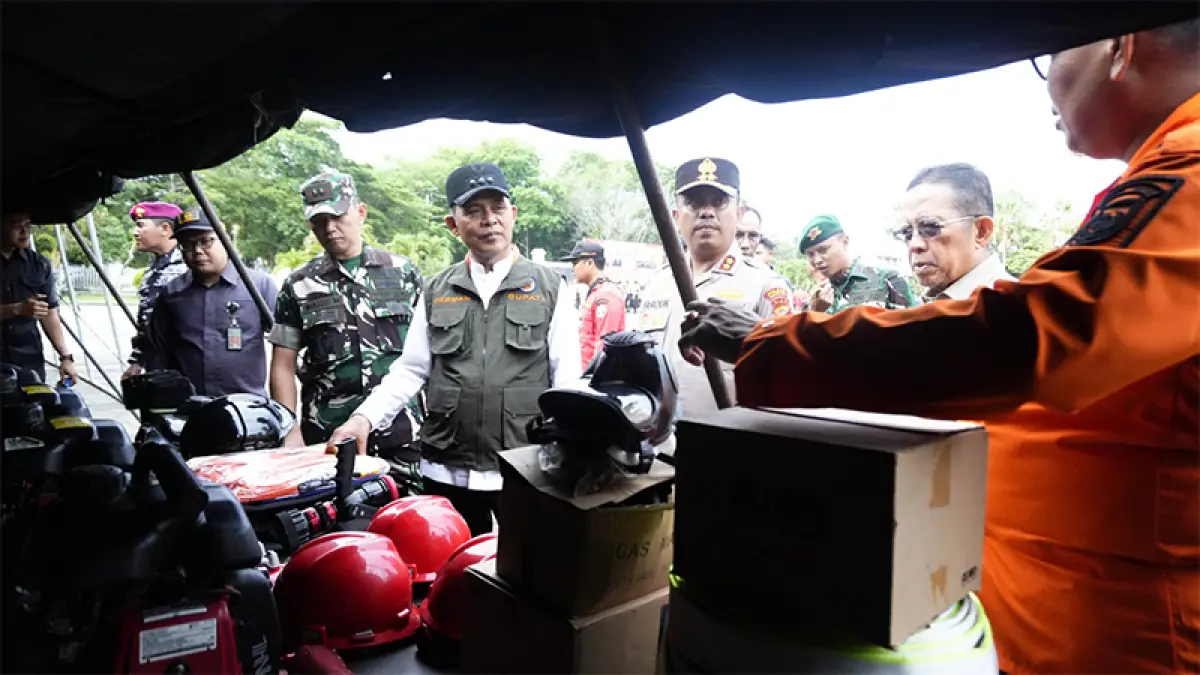 Bupati Inhil Herman didampingi Kapolres dan Dandim meninjau sarana dan prasaran usai Apel Siaga Darurat Penanggulangan Bencana Karhutla di Halaman Kantor Bupati, Kamis (21/5/2026).(Istimewa)