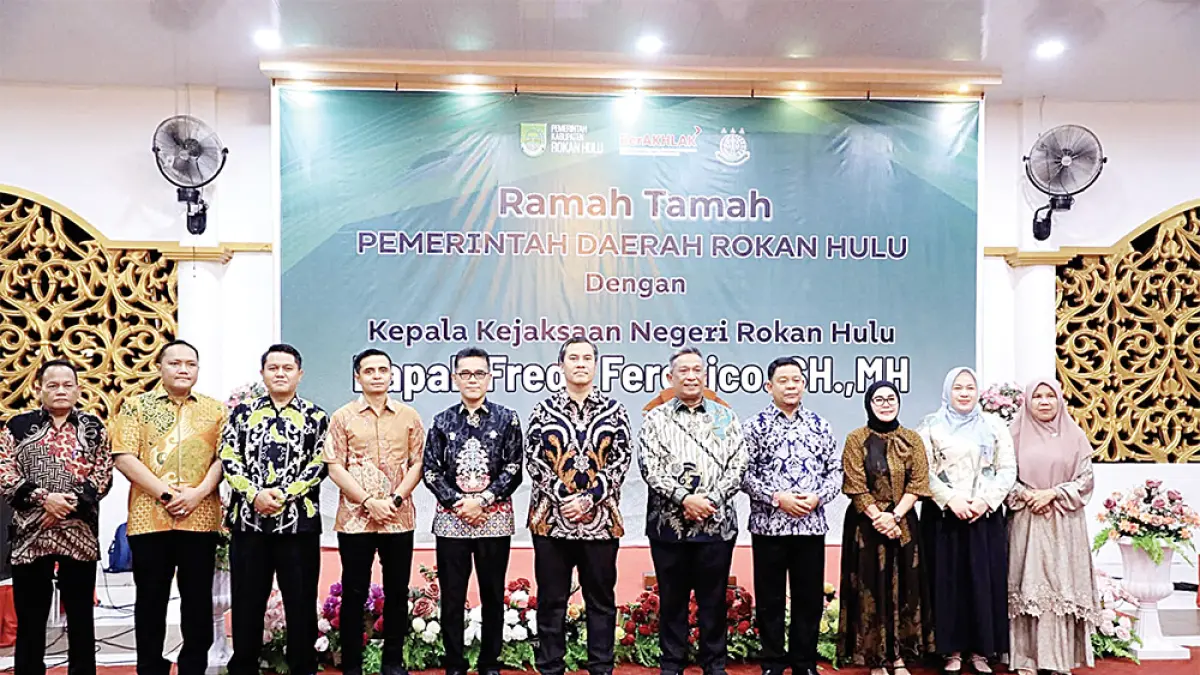 Bupati Rohul Anton foto bersama usai acara ramah tamah Pemkab Rohul bersama Kajari yang Baru di Pendopo Rumdis Bupati Rohul, Selasa (19/5/2026) malam. (Dinas Kominfo Rohul untuk Riau Pos)