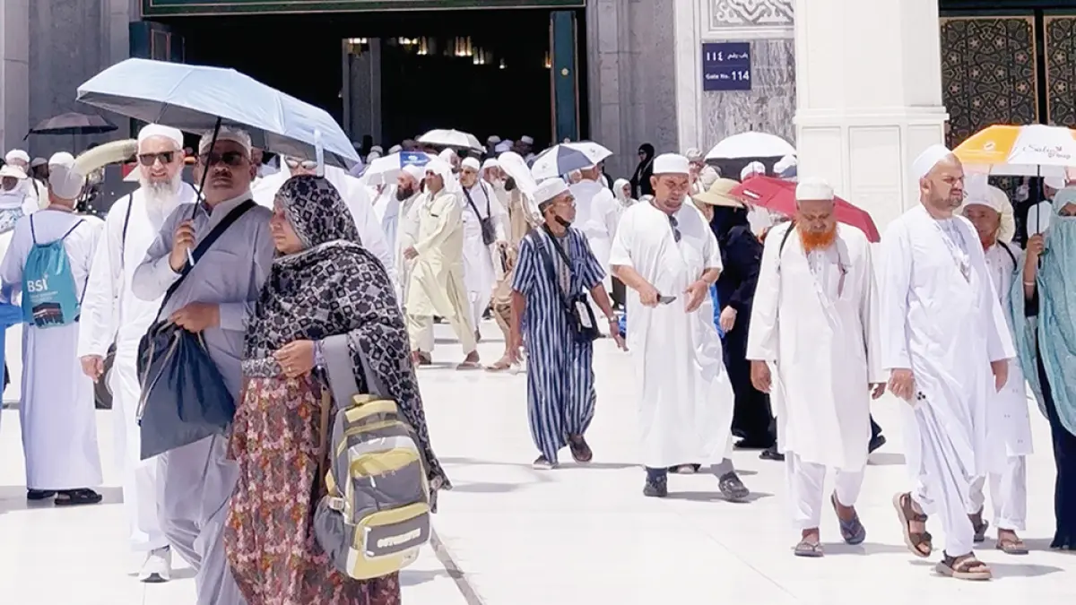 Jemaah Calon Haji terlihat menggunakan alat pelindung diri  berupa payung karena cuaca ekstrem di Kota Makkah, Rabu (20/5/2026). (MARRIO KIZAS/RIAU POS)