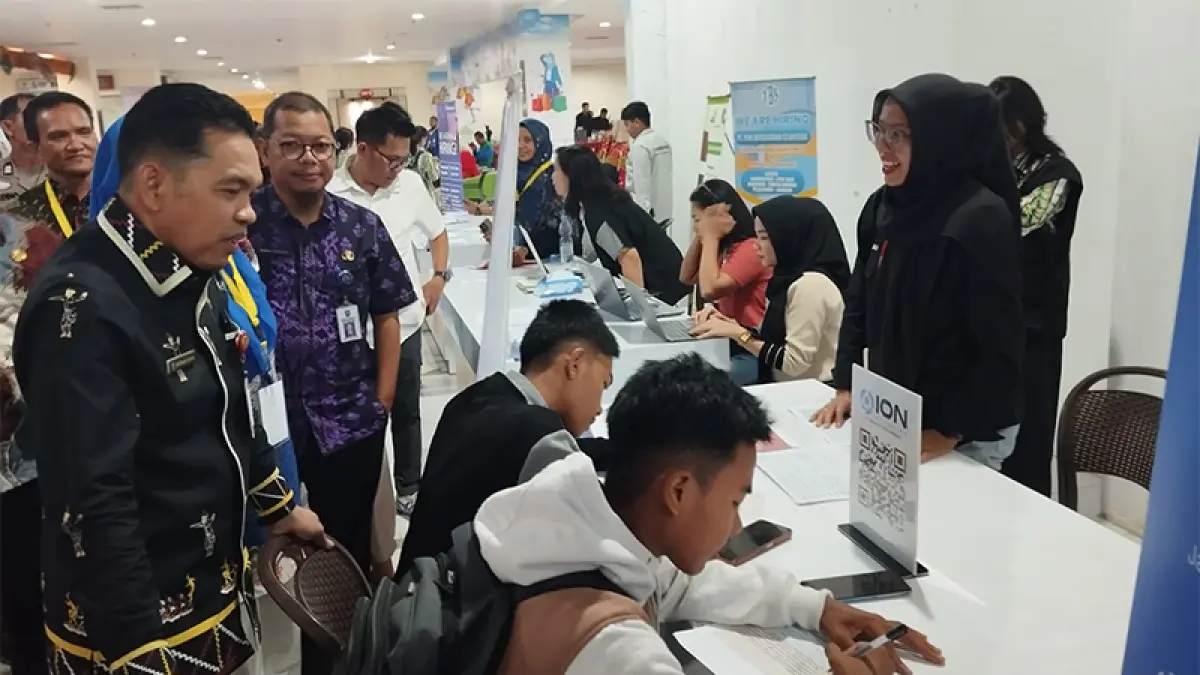 Kepala Dinas Pendidikan Riau, Erisman Yahya saat meninjau stand pada pelaksanaan Job Fair 2026 di Sukaramai Trade Center (STC) Pekanbaru, Kamis (21/5/2026). (Disdik Riau)