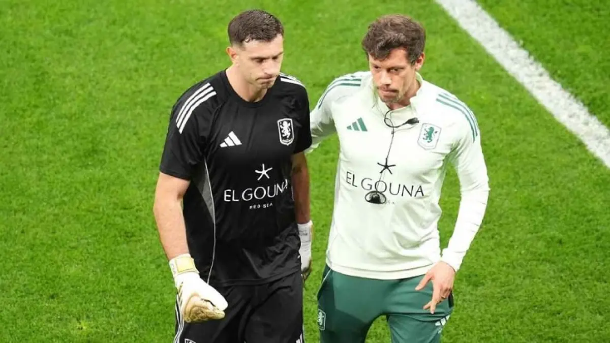 Kiper AstonVilla, Emiliano Martinez meninggalkan lapangan saat pemanasan setelah mengalami patah jari sebelum kicik-off final Liga Europa. (Getty Images)