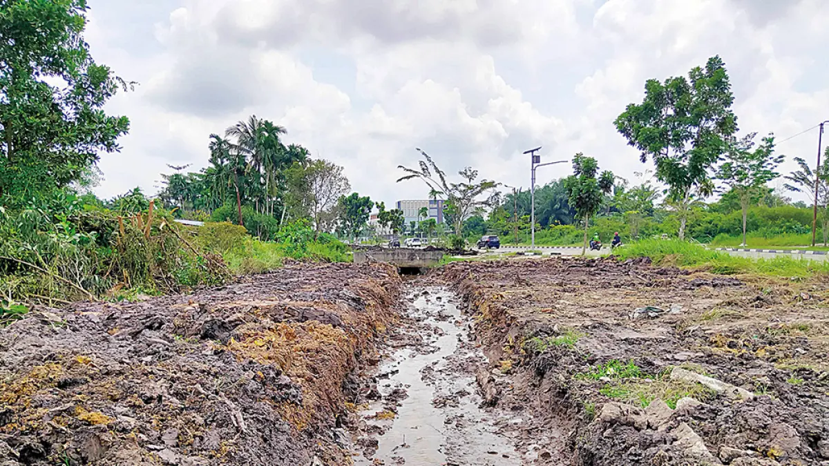 Kondisi galian drainase di atas tanah milik Pemko  Pekanbaru, Jalan Sudirman  ujung, Kecamatan Rumbai, Rabu (20/5/2026). (EVAN GUNANZAR/RIAU POS)