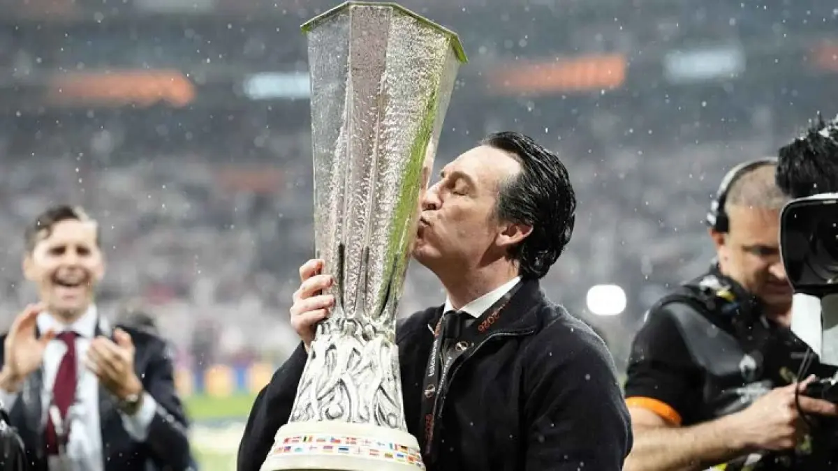 Manajer Aston Villa, Unai Emery, mencium trofi Liga Europa setelah timnya menang atas Freiburg. (Nick Potts/PA Images via Getty Images)