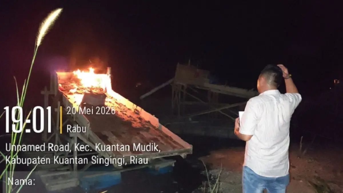 Personel Polsek Kuantan Mudik bersama pihak perusahaan memusnahkan rakit PETI yang ditemukan di wilayah perusahaan, Rabu (20/5/2026) petang. (Polsek Kuantan Mudik