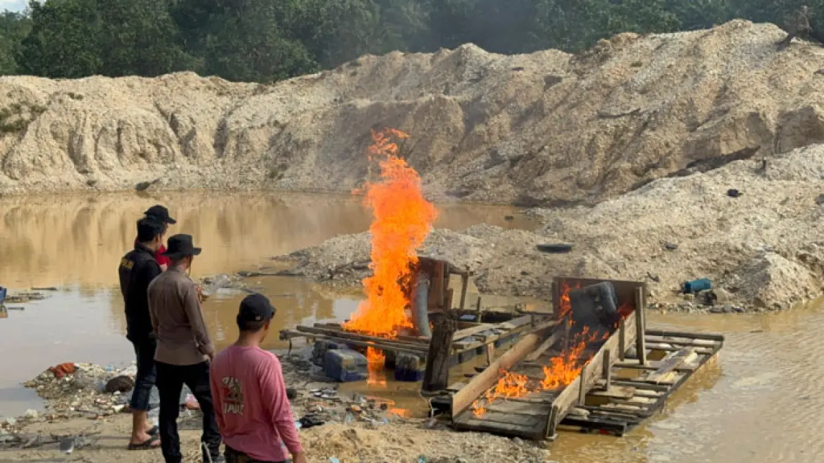 Personel Polsek Singingi memusnahkan 13 rakit PETI Jenis Setingkai di Kelurahan Muara Lembu Kecamatan Singingi, Kamis (21/5/2026) siang. (Polsek Singingi untuk Riaupos.co)