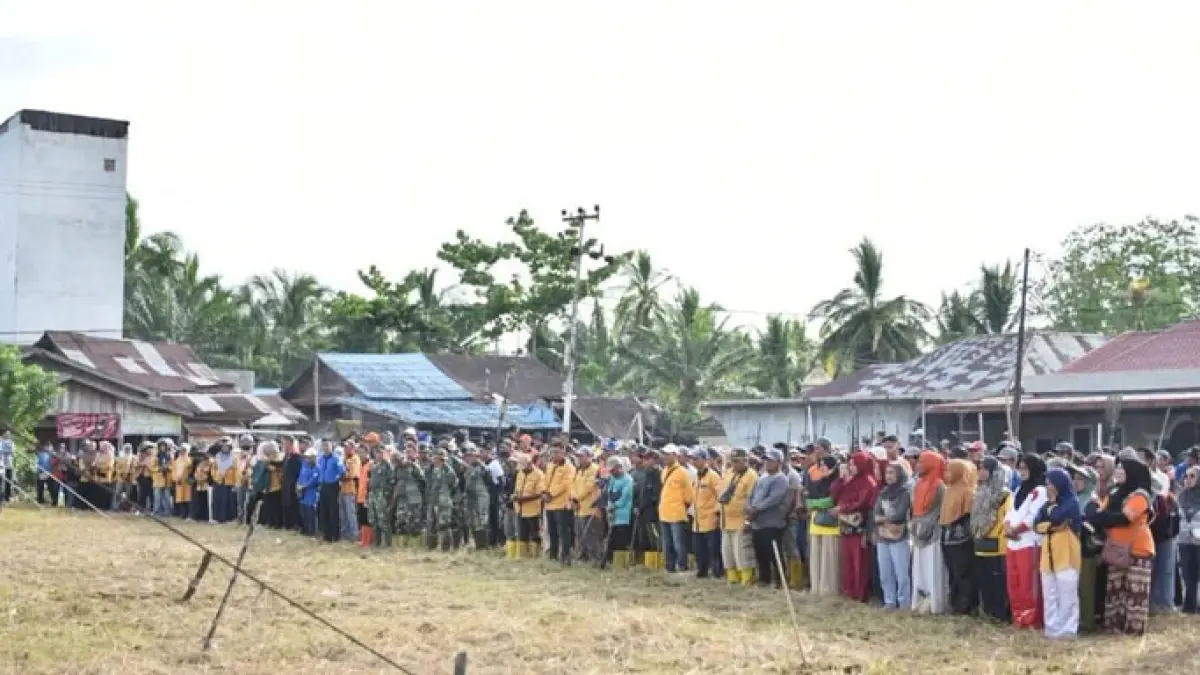 Petugas gabungan dan warga saat bersiap-siap melaksanakan gotong royong massal di Bagansiapiapi, Kamis (21/5/2026). (Zulfadhli/Riaupos.co)