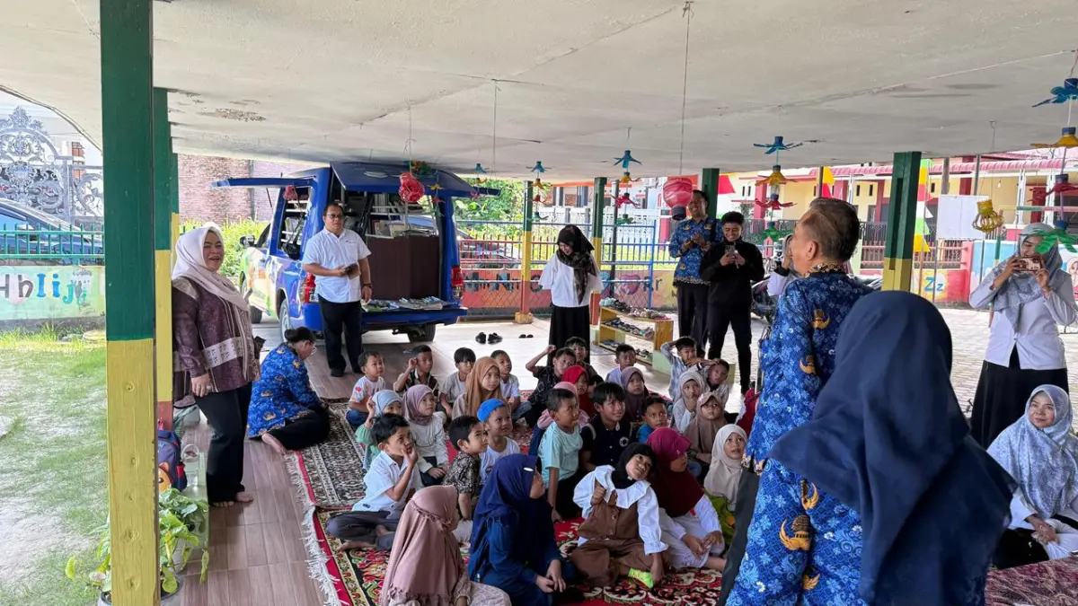 program literasi keuangan yang disinergikan dengan layanan perpustakaan keliling, BRK Syariah bersama Dispersip Kota Dumai menghadirkan edukasi kepada pelajar dan tenaga pendidik agar semakin memahami pentingnya pengelolaan keuangan sejak dini.