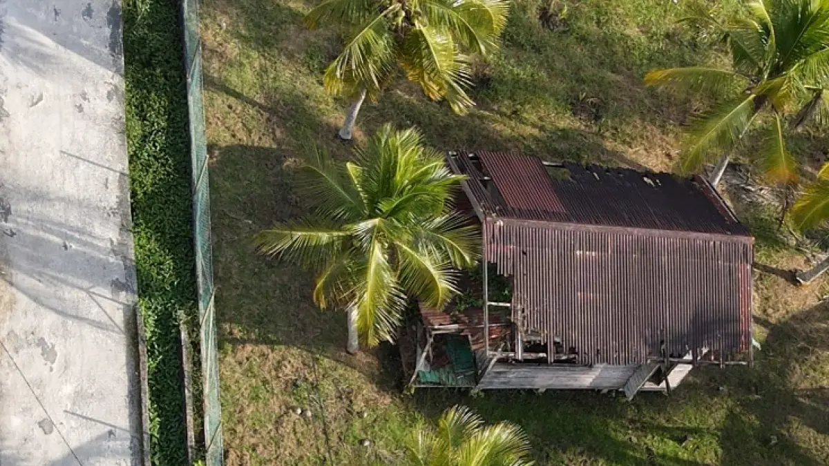 Salah satu rumah warga Kecamatan Tebingtinggi Kepulauan Meranti yang tampak rusak.(Wira Saputra/Riaupos.co)
