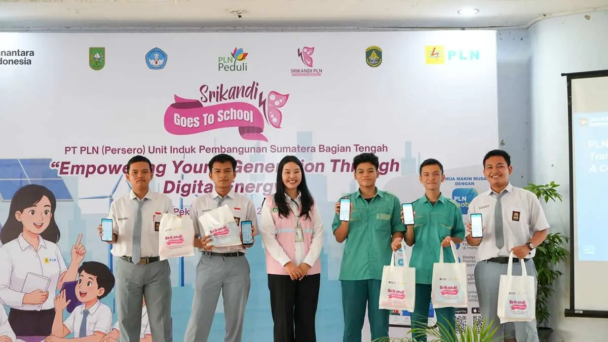 Srikandi PLN, Margareth Flo­ren­tina berfoto bersama siswa SMK Negeri 2 Pe­kanbaru yang mendapatkan hadiah dan cen­dera mata.PT PLN (Persero) untuk Riau Pos
