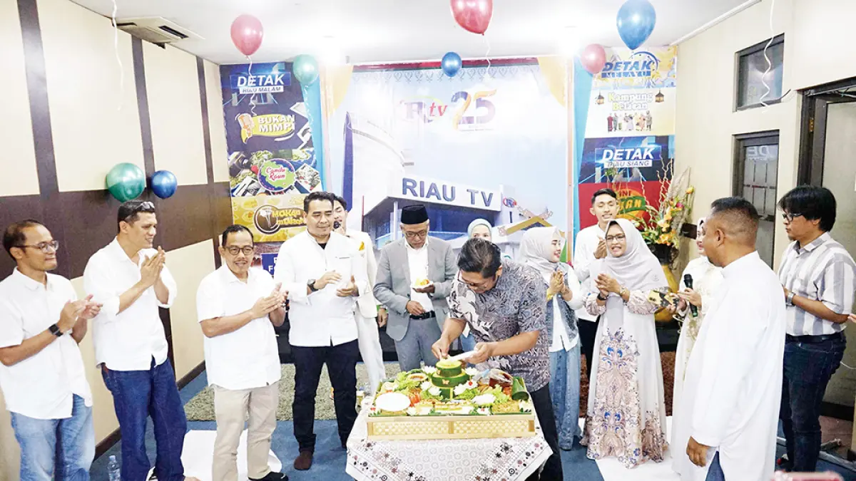 CEO Riau Pos Group Ahmad Dardiri memotong tumpeng di Gedung Riau Televisi Jalan HR Soebrantas Pekanbaru, Rabu (20/5/2026). Hadir mendampingi Direktur Riau Pos Asmawi Ibrahim, Firman Agus, Manajer Keuangan Riau Pos Hendro Kusbianto, Pemimpin Redaksi Riau Televisi Heru Rinaldo, Manajer Keuangan Riau Televisi Hidayat Algerie, serta Manajer Produksi Riau Televisi Sujarno. (EVAN GUNANZAR/RIAU POS)
