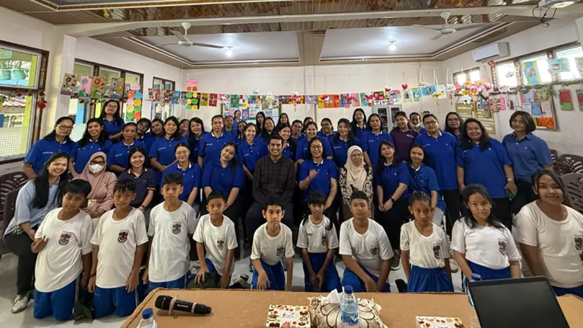 Tim Pengabdian Dosen Unilak foto bersama majelis guru dan siswa SD Santa Maria Pekanbaru, belum lama ini. (Unilak untuk Riau Pos)
