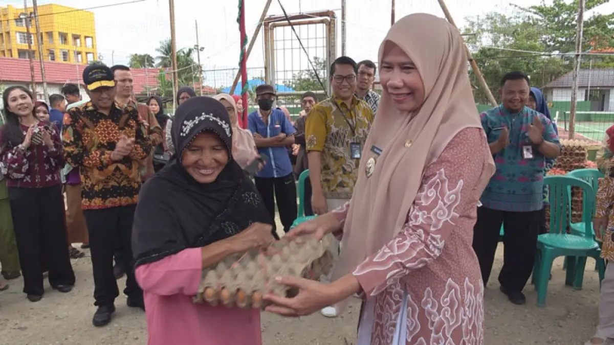 Wabup Inhil, Yuliantini (kanan) fotot bersama warga setelah meninjau gerakan pangan murah di Jalan Prof M Yamin Tembilahan, Kamis (21/5/2026). (Istimewa)