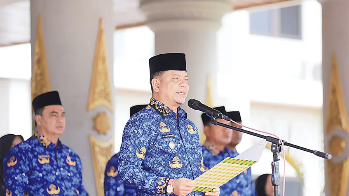 Wabup Rohul H Syafaruddin Poti membacakan sambutan saat menjadi Inspektur Upacara Peringatan Harkitnas ke-118 tingkat kabupaten di halaman Kantor Bupati Rohul, Rabu (20/5/2026). (Dinas Kominfo Rohul untuk Riau Pos)
