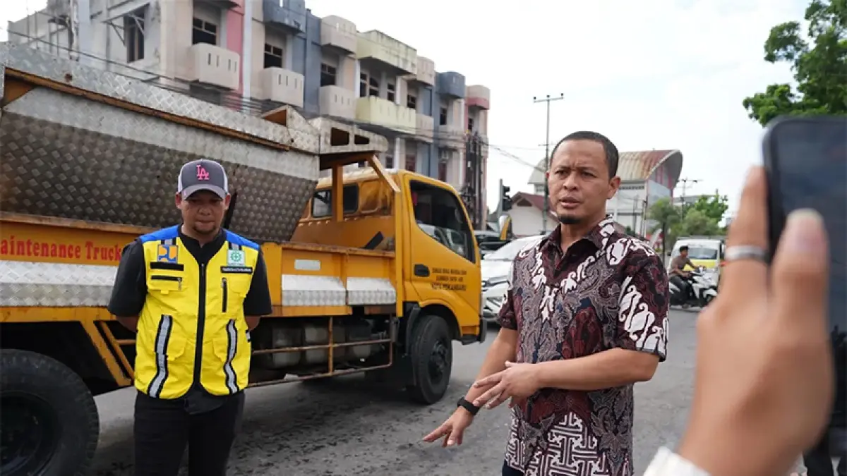 Wako Pekanbaru Agung Nugroho saat meninjau perkembangan perbaikan Jalan Dahlia baru-baru ini. (ISTIMEWA)
