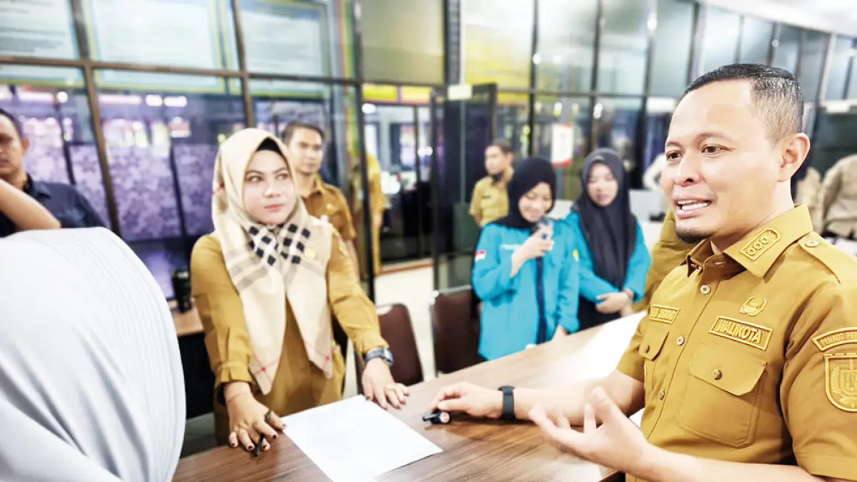 Wali Kota Pekanbaru Agung Nugroho berbincang dengan seorang warga saat meninjau layanan kependudukan di Kantor Camat Marpoyan Damai, Selasa (19/5/2026). (M ALI NURMAN/Riau Pos)