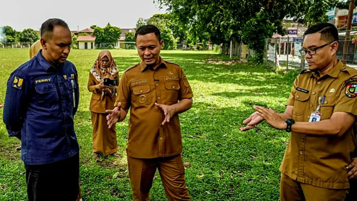 
Wali Kota Pekanbaru Agung Nugroho dan jajaran meninjau lapangan bola di Jalan Belimbing, Kecamatan Marpoyan Damai, Rabu (20/5/2026). Pemko Pekanbaru berencana membangun sejumlah fasilitas olahraga di lapangan ini. (Pemko Pekanbaru untuk Riau Pos)