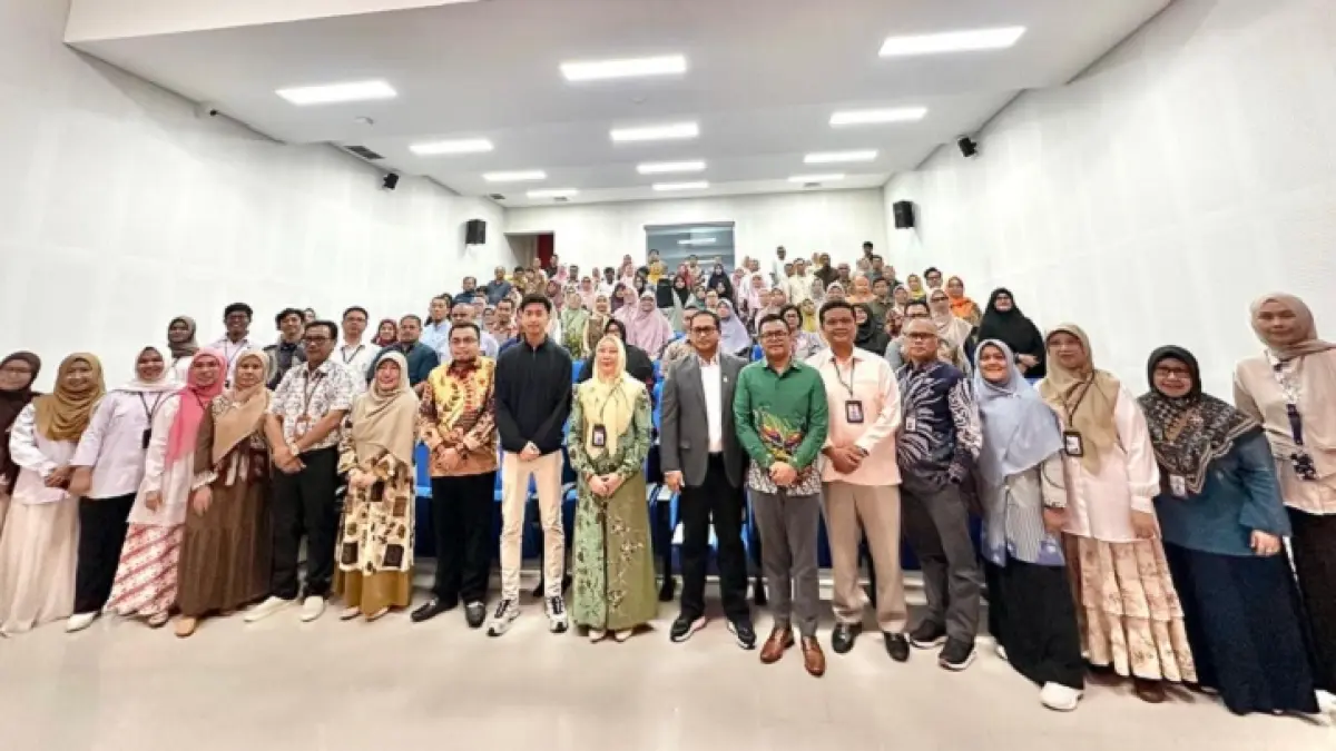 Civitas akademika Unri mulai dari Rektor, Wakil Rektor, &nbsp;dekan fakultas, wakil dekan, ketua lembaga dan unit penunjang akademik, ketua jurusan, koordinator program studi hingga perwakilan mahasiswa foto bersama usai Launching ASRI Student Journey, Kamis (21/5/2026). &nbsp;(Unri untuk Riau Pos)

&nbsp;