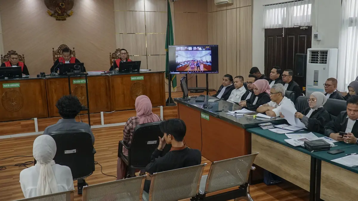 Gubernur Riau non aktif Abdul Wahid dan Mantan Kadis PUPR Riau M Arief Setiawan dan Tenaga Ahli Gubri Dani M Nursalam saat ikuti proses sidang di Pengadilan Tipikor PN Pekanbaru, dengan agenda mendengar keterangan saksi yang masih bergulir, Pekanbaru, Kamis (21/5/2026) ft: MHD AKHWAN/RIAUPOSSaksi memberikan keterangan saat sidang korupsi yang menyeret Gubernur Riau nonaktif Abdul Wahid, Kepala Dinas PUPR-PKPP Riau nonaktif Muhammad Arief Setiawan, dan mantan Tenaga Ahli Gubri Dani M Nursalam di Pengadilan Tipikor PN Pekanbaru, Kamis (21/5/2026). MHD AKHWAN/RIAU POS
