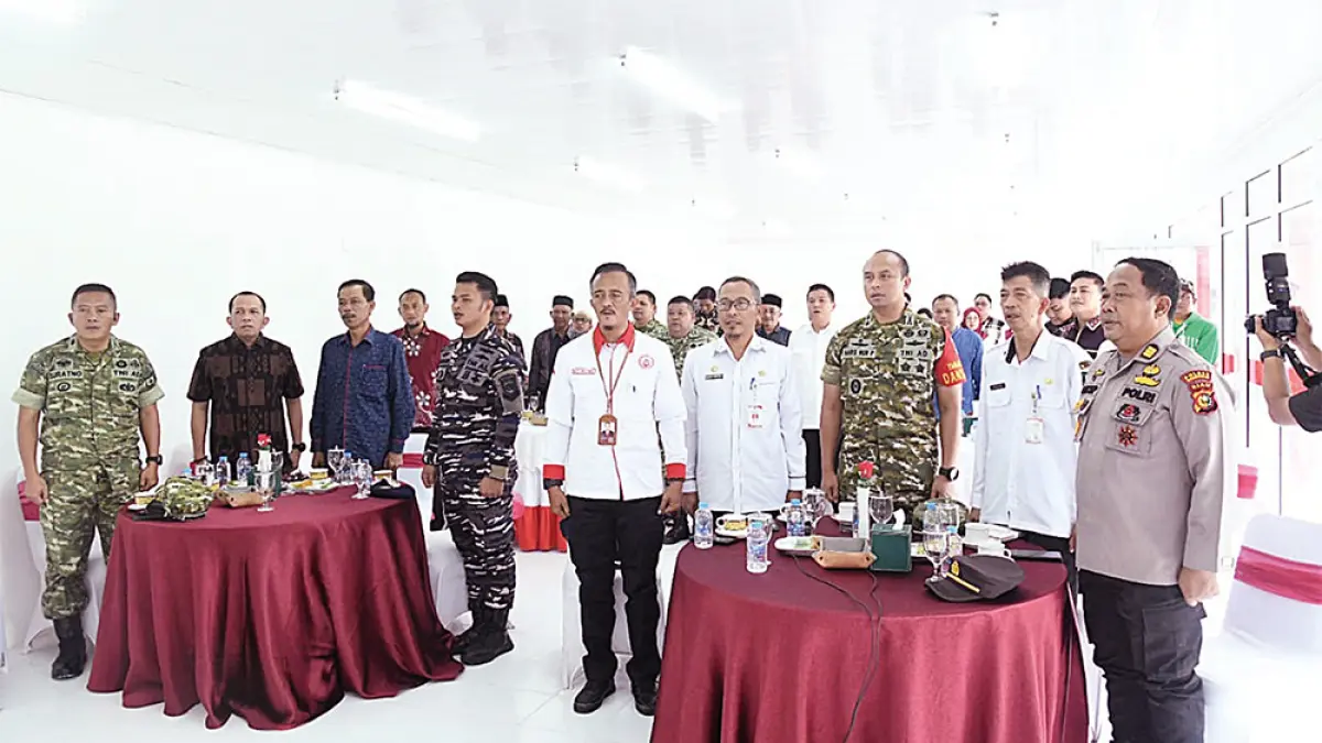 Bupati Bengkalis Kasmarni diwakili Staf Ahli Bupati Johansyah Syafri bersama Dandim 0303/Bengkalis Letkol Haris Nur Prianto mengikuti peresmian KDKMP di Gedung KDKMP Wonosari Tengah, Bengkalis, beberapa waktu lalu. (Diskominfotik Bengkalis untuk Riau Pos)
