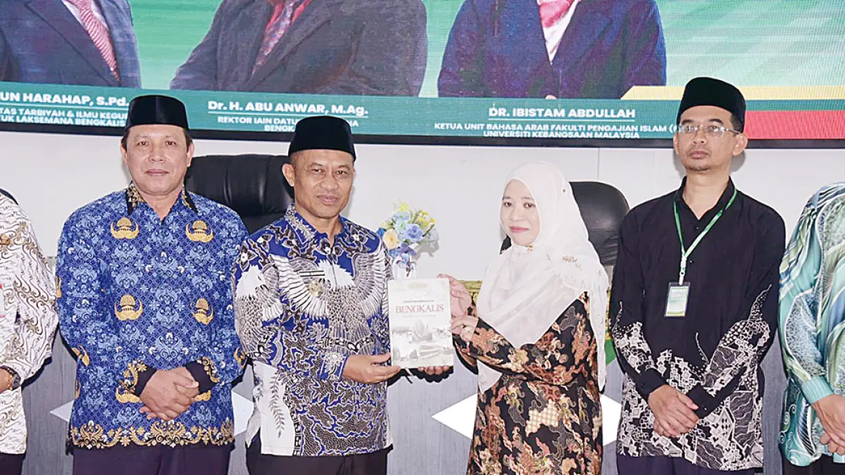 Wakil Bupati Bengkalis Dr H Bagus Santoso menyerahkan buku kepada Ketua Unit Bahasa Arab FPI UKM Ibtisam Abdullah didampingi Rektor IAIN Datuk Laksemana Bengkalis Dr H Abu Anwar di Kampus IAIN, Kamis (21/5/2026). (Diskominfotik Bengkalis untuk Riau Pos)