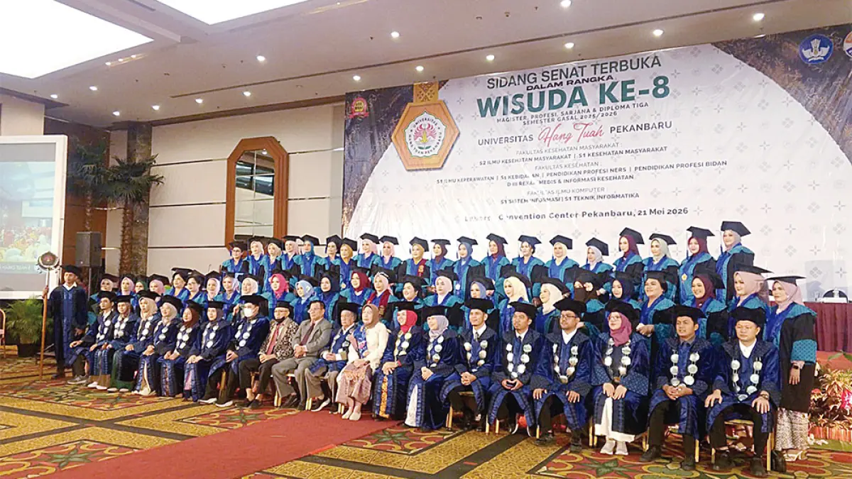 Civitas akademika Universitas Hang Tuah Pekanbaru foto bersama wisudawan usai acara, Kamis (21/5/2026). (Herianto Baserah/Riau Pos)
